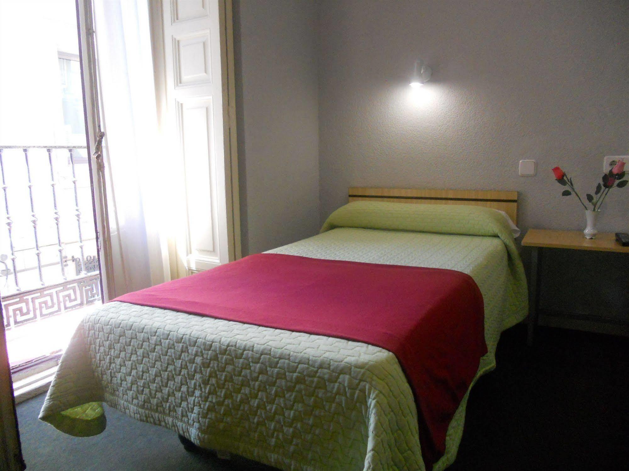Hostal Olga Madrid Exterior foto