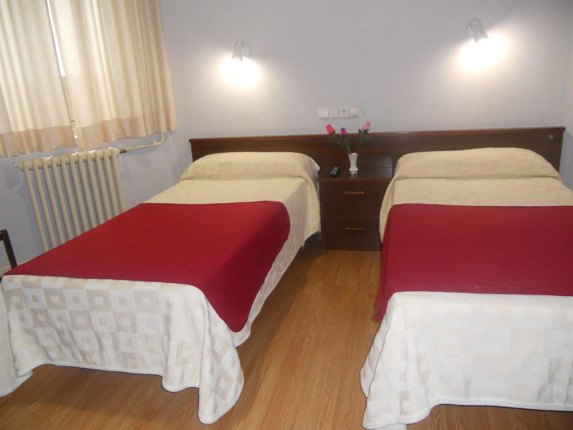 Hostal Olga Madrid Exterior foto