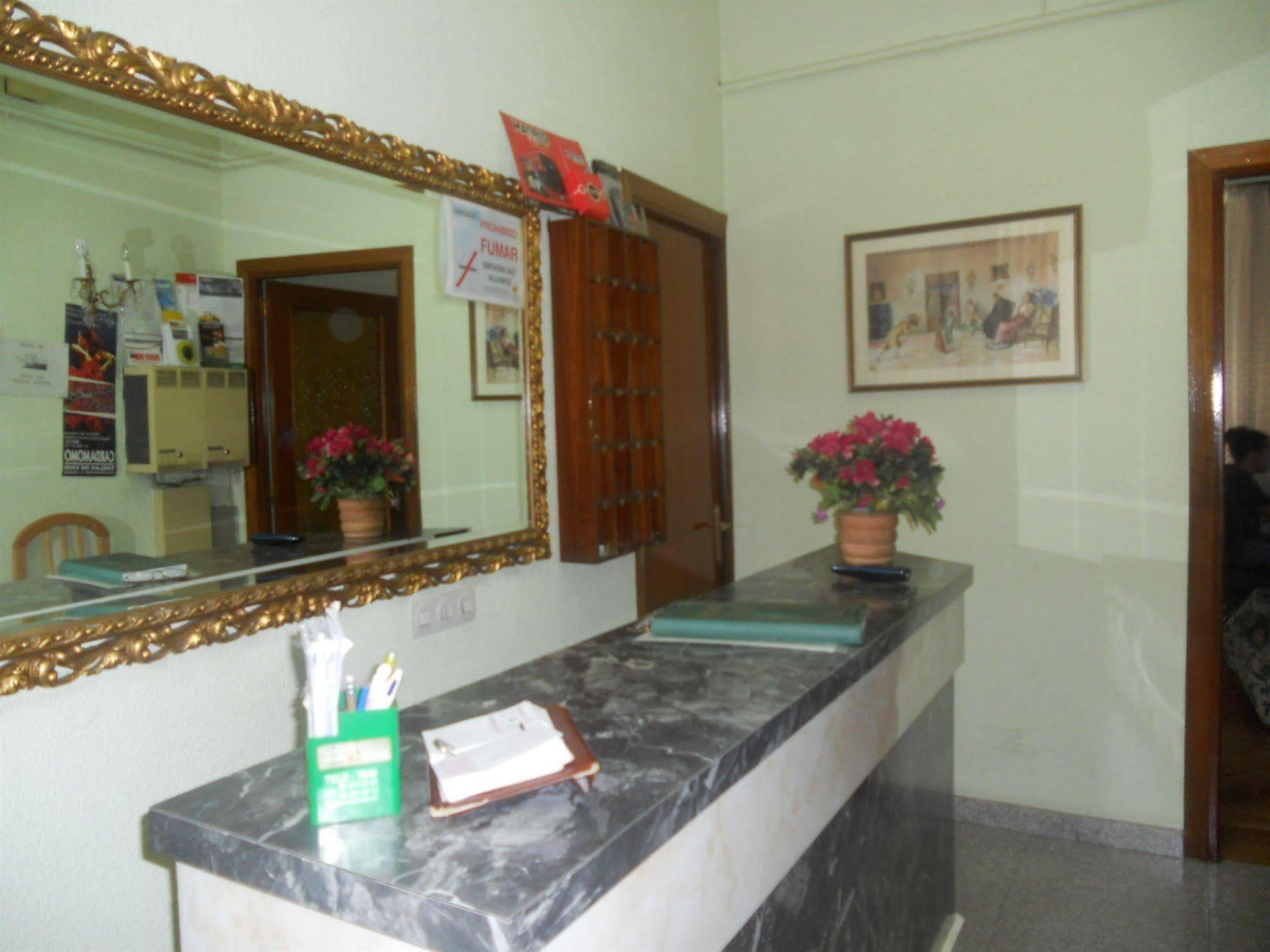 Hostal Olga Madrid Exterior foto